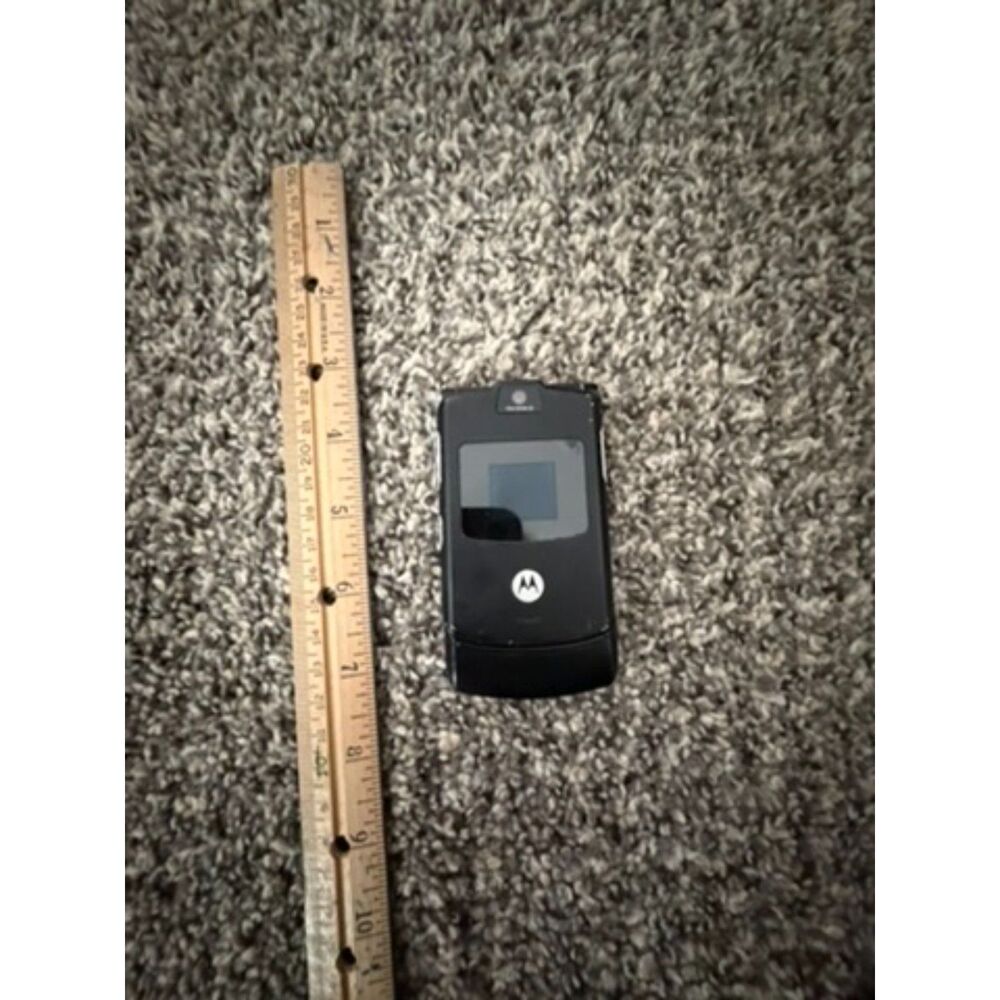 Motorola RAZR V3 flip phone black